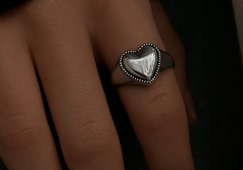 zilverkleurige dames zegelring met hartje