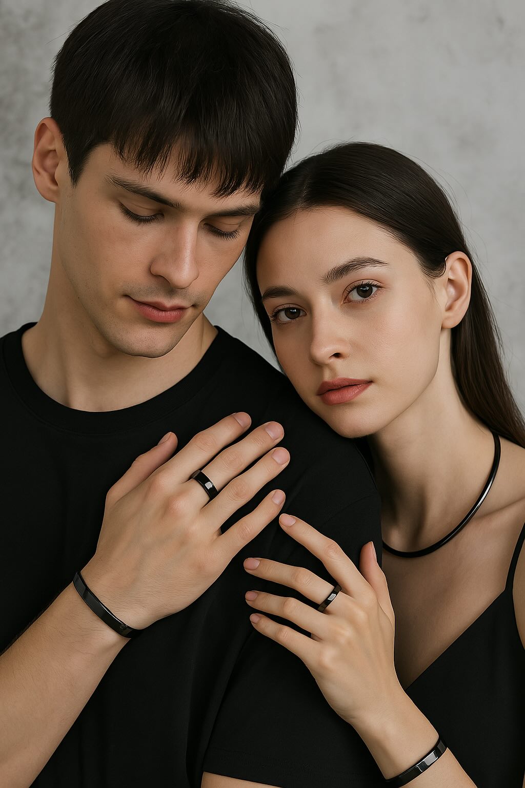 pareja con joyas de cerámica