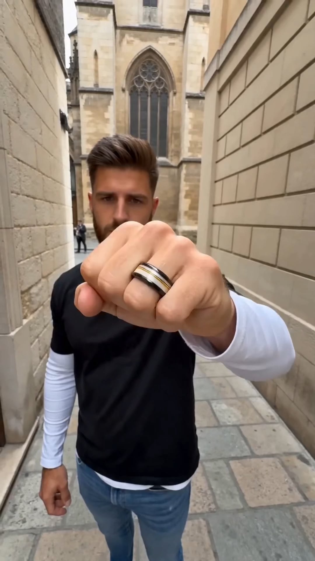 Bague homme en tungstène noir avec corne naturelle et fibre argentée