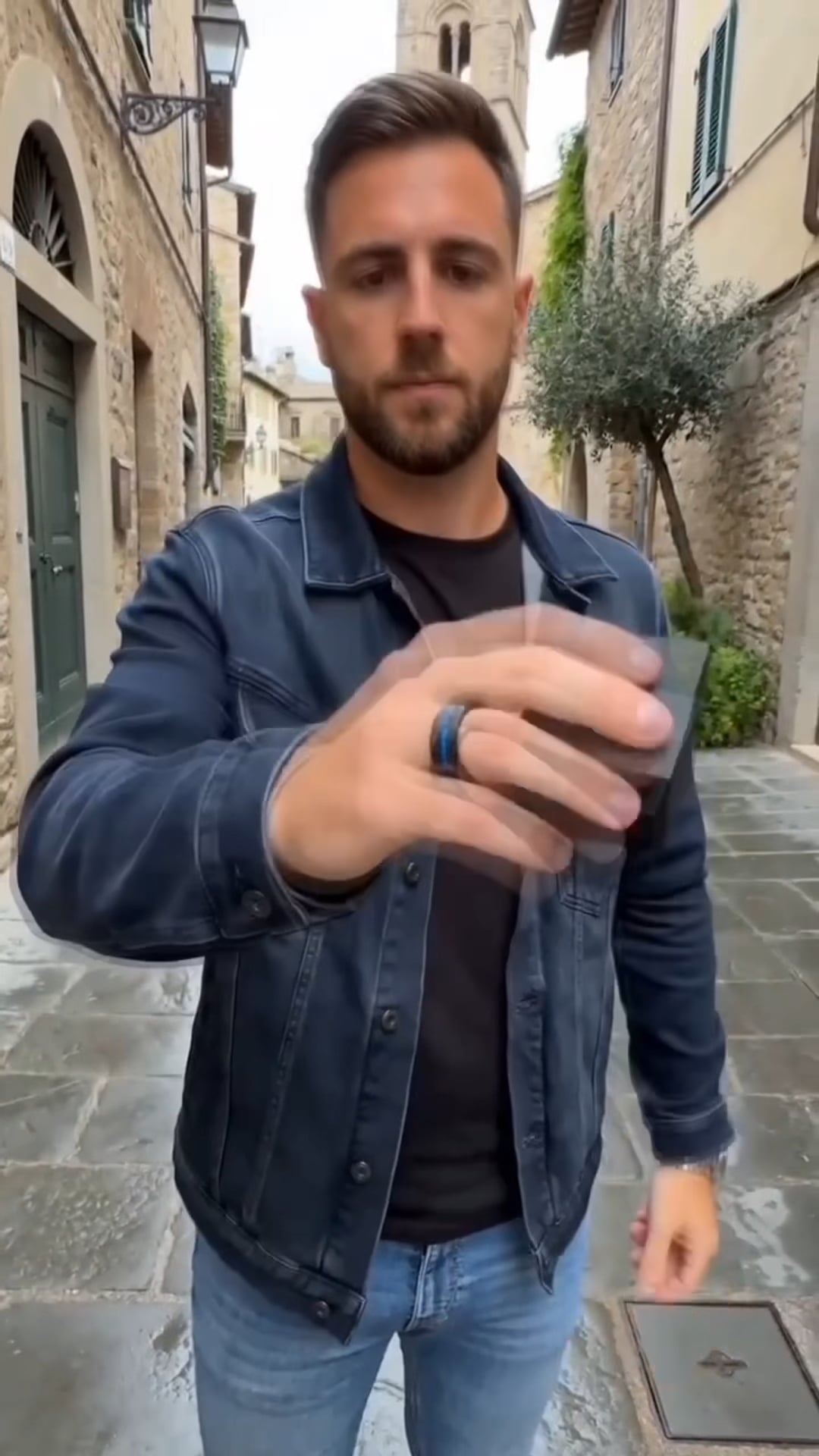 Bague homme en tungstène noir martelé avec opale bleue
