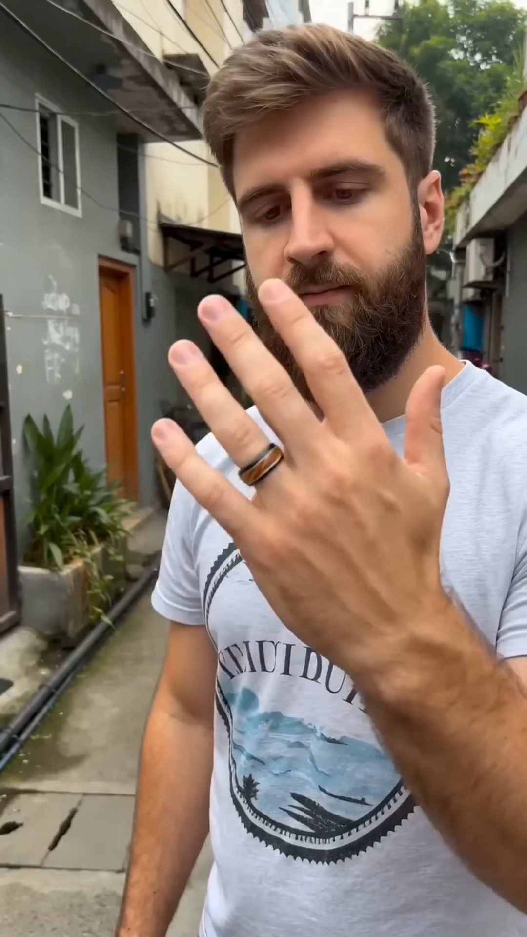 Bague alliance homme en tungstène noir avec bois de chêne nature