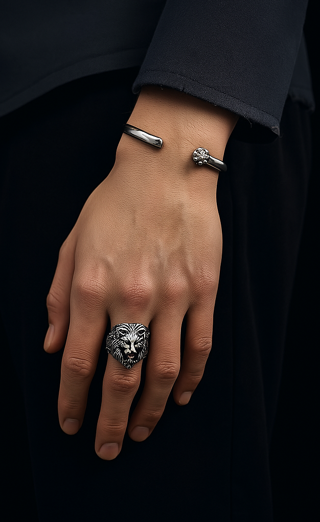 homme avec bague argent lion