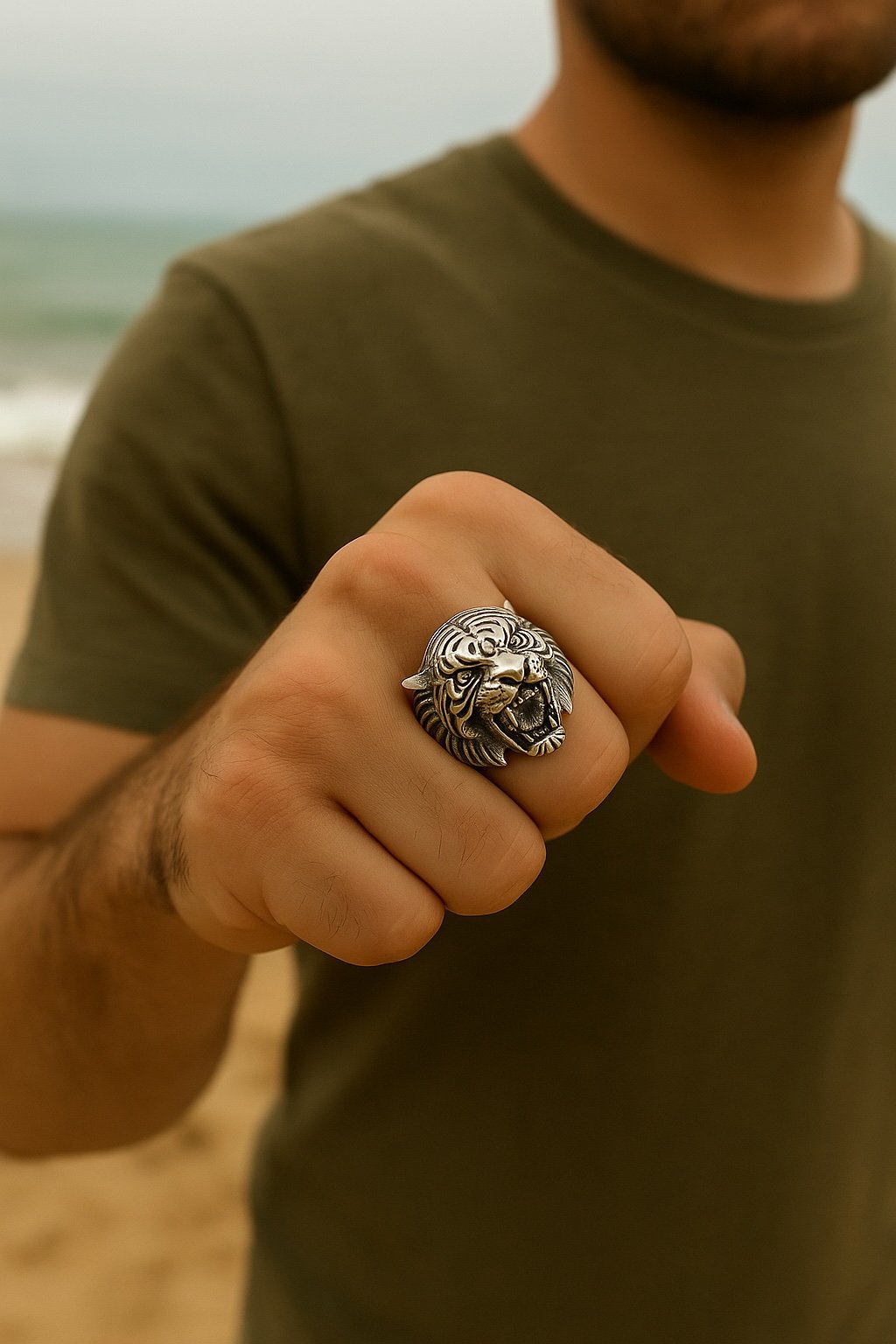 Anello chevalière aperto in argento da uomo con teste di tigre