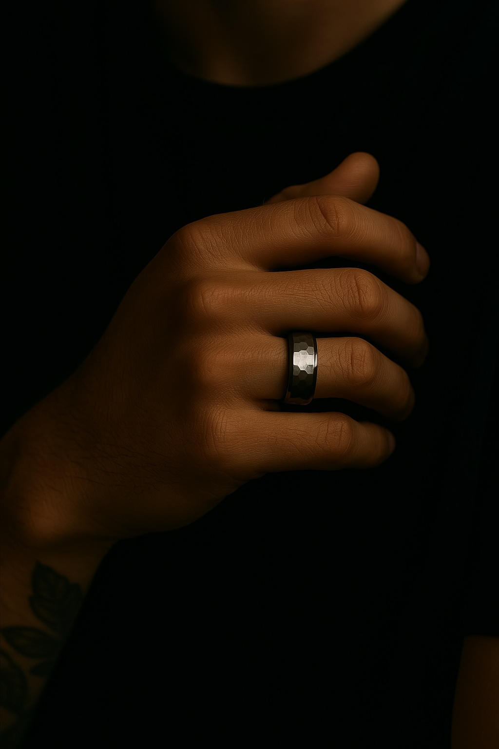 bague homme tungstene martelé brossé