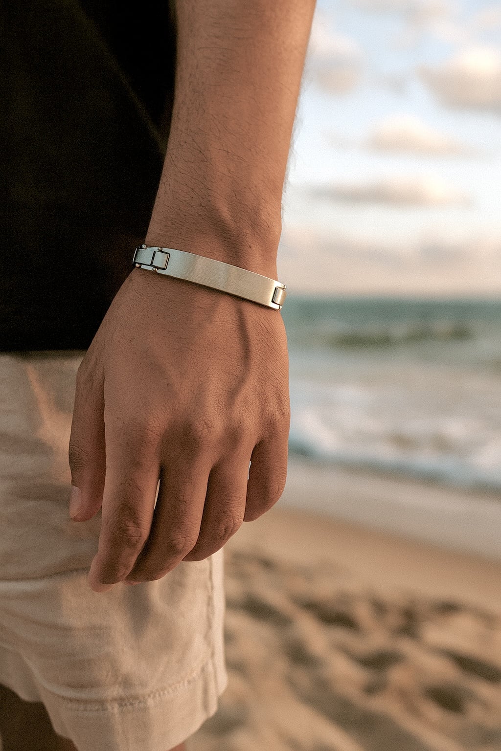Pulsera de hombre en acero inoxidable – Acabado cepillado y diseño moderno