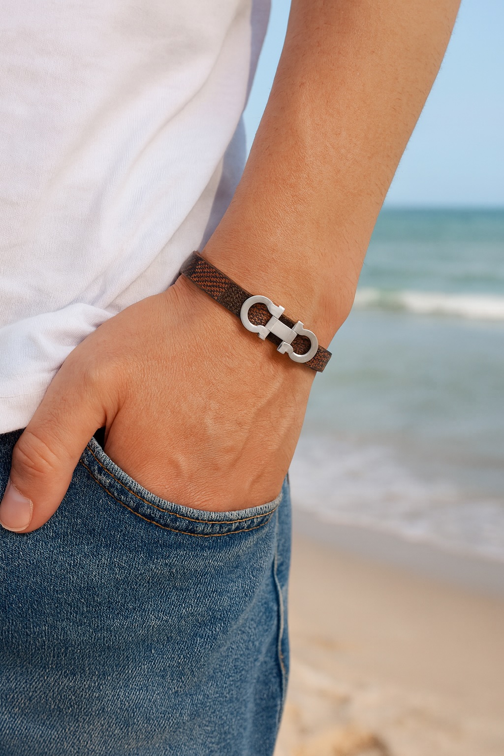Leather bracelet with stainless steel nautical shackle