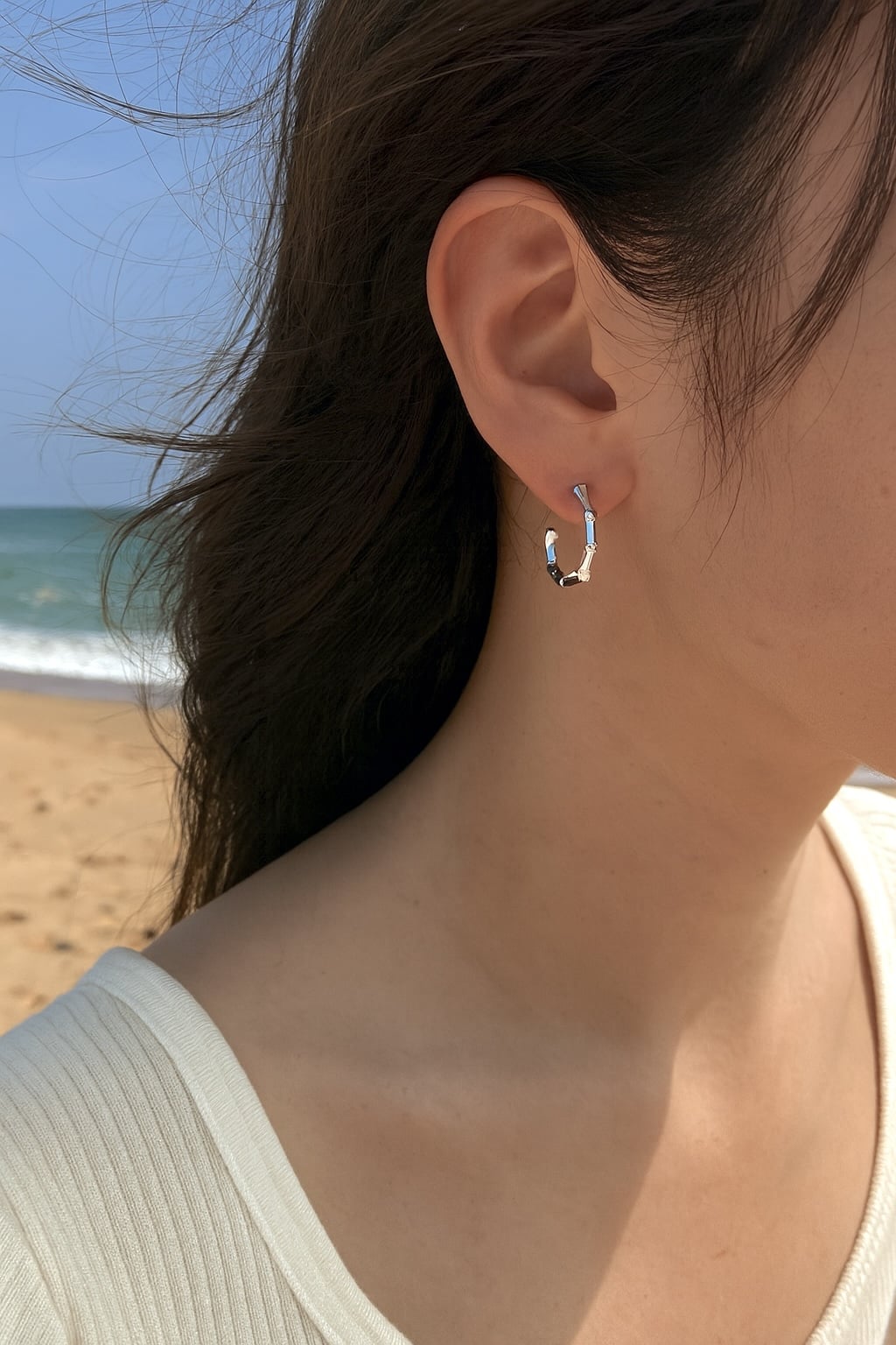 Orecchini a cerchio argento design osso unisex